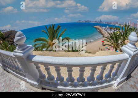 BENIDORM, SPANIEN - 13. AUGUST 2020: Panoramablick auf die Stadtlandschaft von Benidorm vom Balkon des Mittelmeers. Die Stadt gilt als Manhattan Stockfoto