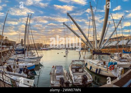 GENUA, ITALIEN - 20. MÄRZ 2021: Blick auf den Hafen von Genua mit Porto Antico, Booten und den farbenfrohen Häusern an der italienischen Küste. Stockfoto