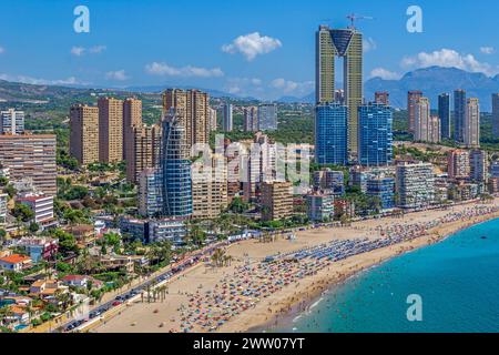 BENIDORM, SPANIEN - 14. AUGUST 2020: Blick auf die Wolkenkratzer der Stadt vom Tossal de la Cala, einem Hügel zwischen Poniente Beach und Finestrat Bea Stockfoto