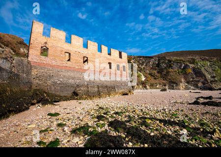 Überreste einer alten verlassenen Ziegelei in Porth Wen an der Nordküste von Anglesey, Nordwales. Stockfoto