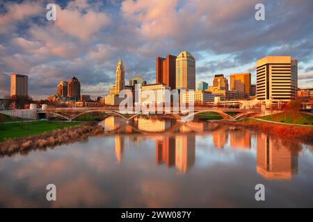 Columbus, Ohio, USA. Stadtbild der Skyline von Columbus, Ohio, USA mit der Reflexion der Stadt im Scioto River bei Sonnenuntergang im Frühling. Stockfoto