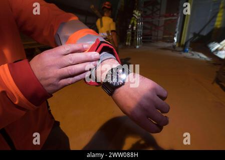Armbanduhr mit Anzeige der aktuellen Uhrzeit, Zeitmessgerät und Lifestyle-Objekt Armbanduhr mit Anzeige der aktuellen Uhrzeit Stockfoto