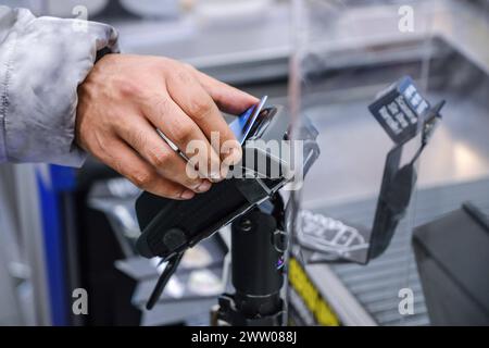 Ein Gefluechteter aus Syrien kauft mit der SocialCard für Asylsuchende in einem Supermarkt in Hannover ein Foto vom 15.03.2024. In Hannover koennen asylsuchende Menschen kuenftig mit einer Art Bankkarte zahlen. Das Ziel: nur wenige Buerokratie für die Behoerden und mehr Teilhabe für die Gefluechten. *** Ortsunterschrift *** 00503447 NUR REDAKTIONELLE VERWENDUNG *** Ein Flüchtling aus Syrien kauft Lebensmittel mit der SocialCard für Asylbewerber in einem Supermarkt in Hannover Foto vom 15 03 2024 in Hannover, Asylbewerber werden in Zukunft mit einer Art Bankkarte bezahlen können, wobei weniger Bürokratie angestrebt wird Stockfoto