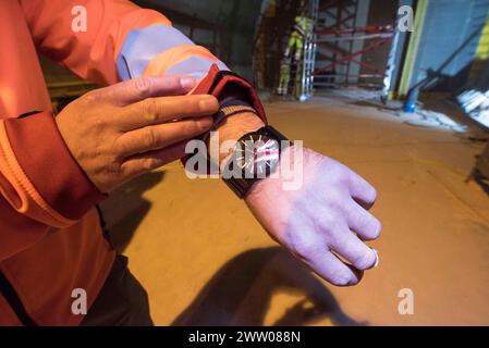 Armbanduhr mit Anzeige der aktuellen Uhrzeit, Zeitmessgerät und Lifestyle-Objekt Armbanduhr mit Anzeige der aktuellen Uhrzeit Stockfoto