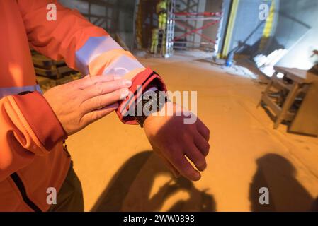 Armbanduhr mit Anzeige der aktuellen Uhrzeit, Zeitmessgerät und Lifestyle-Objekt Armbanduhr mit Anzeige der aktuellen Uhrzeit Stockfoto