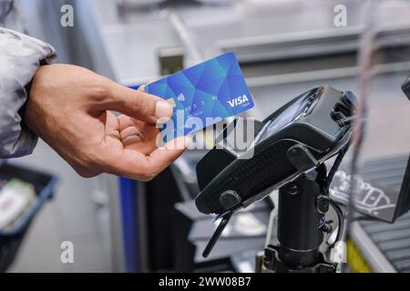 Ein Gefluechteter aus Syrien kauft mit der SocialCard für Asylsuchende in einem Supermarkt in Hannover ein Foto vom 15.03.2024. In Hannover koennen asylsuchende Menschen kuenftig mit einer Art Bankkarte zahlen. Das Ziel: nur wenige Buerokratie für die Behoerden und mehr Teilhabe für die Gefluechten. Zahlen werden aus Sicherheitsgruenden auf dem Foto teilweise unenntlich gemacht *** Ortsunterschrift *** 00503447 NUR REDAKTIONELLE VERWENDUNG *** Ein Flüchtling aus Syrien nutzt die SocialCard für Asylbewerber, um Lebensmittel in einem Supermarkt in Hannover zu kaufen Foto vom 15 03 2024 in Hannover können Asylbewerber in der Lage sein Stockfoto