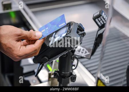 Ein Gefluechteter aus Syrien kauft mit der SocialCard für Asylsuchende in einem Supermarkt in Hannover ein Foto vom 15.03.2024. In Hannover koennen asylsuchende Menschen kuenftig mit einer Art Bankkarte zahlen. Das Ziel: nur wenige Buerokratie für die Behoerden und mehr Teilhabe für die Gefluechten. Zahlen werden aus Sicherheitsgruenden auf dem Foto teilweise unenntlich gemacht *** Ortsunterschrift *** 00503447 NUR REDAKTIONELLE VERWENDUNG *** Ein Flüchtling aus Syrien nutzt die SocialCard für Asylbewerber, um Lebensmittel in einem Supermarkt in Hannover zu kaufen Foto vom 15 03 2024 in Hannover können Asylbewerber in der Lage sein Stockfoto