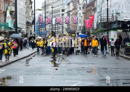 Anti-Monarchie-Botschaften werden gesehen, wenn sich Menschen versammeln, um die Krönung von König Karl III. In London zu betrachten. Stockfoto