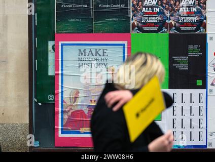 Anti-Monarchie-Botschaften werden gesehen, wenn sich Menschen versammeln, um die Krönung von König Karl III. In London zu betrachten. Stockfoto