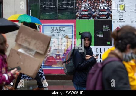 Anti-Monarchie-Botschaften werden gesehen, wenn sich Menschen versammeln, um die Krönung von König Karl III. In London zu betrachten. Stockfoto