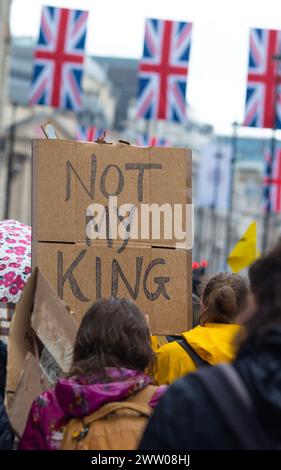 Anti-Monarchie-Botschaften werden gesehen, wenn sich Menschen versammeln, um die Krönung von König Karl III. In London zu betrachten. Stockfoto