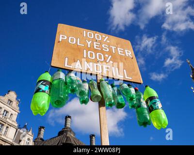 Umweltproteste gegen die Verwendung von Trinkflaschen aus Kunststoff-Polyester, die als Abfallprodukte auf Mülldeponien landen, London, Großbritannien Stockfoto