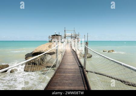 Küste von Trabocchi. Blick auf den Trabocco Punta le Morge, eine antike Angelmaschine Stockfoto