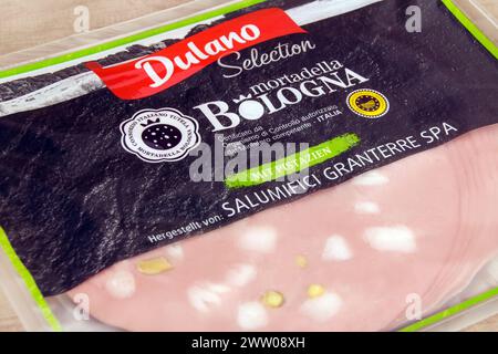 Hamburg - 27. Februar 2024: Dulano Selection Mortadella Bologna mit Pistazien Stockfoto