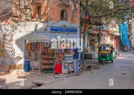 Jodhpur, Rajasthan, Indien - 17. Dezember 2023: Blick mit einer Frau in einem kleinen Geschäft in der alten blauen Stadt Jodhpur in Indien Stockfoto