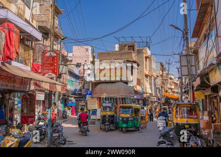 Jodhpur, Rajasthan, Indien - 17. Dezember 2023: Straßenblick mit Geschäften, Rikschas in der Altstadt der blauen Stadt Jodhpur in Indien Stockfoto