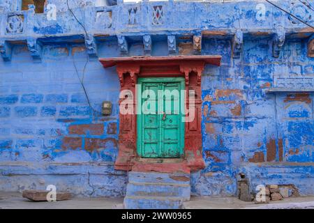 Hölzerne bunte Tür in der blauen Altstadt von Jodhpur, Rajasthan, Indien Stockfoto