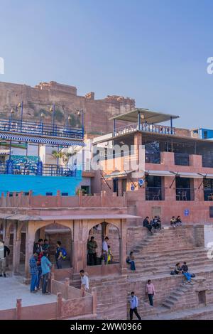 Jodhpur, Rajasthan, Indien - 17. Dezember 2023: Blick auf die Treppe Toorji Ka Jhalra Bavdi in der blauen Stadt jodhpur, Hintergrund das Fort Stockfoto