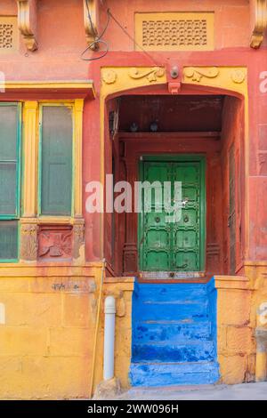 Hölzerne bunte Tür in der blauen Altstadt von Jodhpur, Rajasthan, Indien Stockfoto