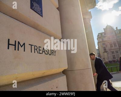 Schild vor dem HM Treasury Gebäude in Whitehall, London, UK Stockfoto