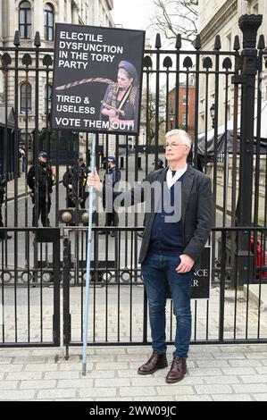 London, Großbritannien. Ein einsamer Anti-To-Regierungsaktivist veranstaltet einen wöchentlichen Protest vor den Toren der Downing Street, der mit Rishi Sunaks PMQs zusammenfällt. Westminster. Quelle: michael melia/Alamy Live News Stockfoto