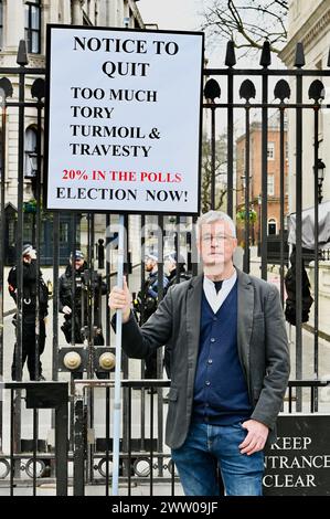 London, Großbritannien. Ein einsamer Anti-To-Regierungsaktivist veranstaltet einen wöchentlichen Protest vor den Toren der Downing Street, der mit Rishi Sunaks PMQs zusammenfällt. Westminster. Quelle: michael melia/Alamy Live News Stockfoto