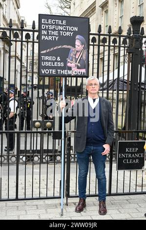 London, Großbritannien. Ein einsamer Anti-To-Regierungsaktivist veranstaltet einen wöchentlichen Protest vor den Toren der Downing Street, der mit Rishi Sunaks PMQs zusammenfällt. Westminster. Quelle: michael melia/Alamy Live News Stockfoto