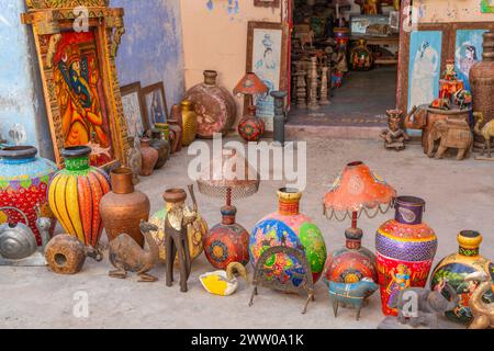 Traditionelle Rajasthan-Kleidung und Taschen hängen auf der Straße in einem Geschäft in Jodhpur, Indien. Stockfoto