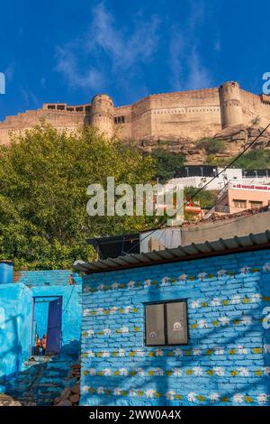 Jodhpur, Rajasthan, Indien - 17. Dezember 2023: Der berühmte Gehweg mit Gemälden in der blauen Stadt Jodhpur in Rajasthan Stockfoto