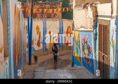 Jodhpur, Rajasthan, Indien - 17. Dezember 2023: Der berühmte Gehweg mit Gemälden in der blauen Stadt Jodhpur in Rajasthan Stockfoto