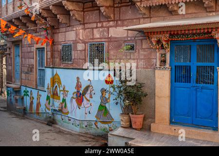 Jodhpur, Rajasthan, Indien - 17. Dezember 2023: Der berühmte Gehweg mit Gemälden in der blauen Stadt Jodhpur in Rajasthan Stockfoto