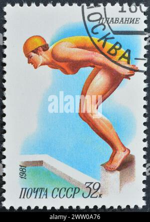 Gestempelte Briefmarke, gedruckt von der Sowjetunion, die Schwimmen zeigt, um 1981. Stockfoto