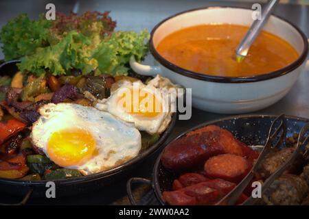 Gesunde Ernährung - gedünstete Gemüse und Spiegeleier schön auf einem Tisch angeordnet Stockfoto