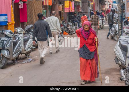 Jodhpur, Indien - 19. Dezember. 2023: Eine ältere Frau mit rotem Kleid auf dem Straßenmarkt von Jodhpur in Rajasthan Stockfoto