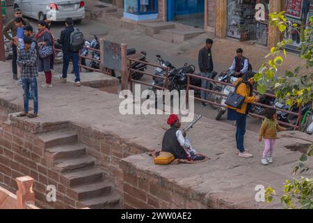 Jodhpur, Rajasthan, Indien - 17. Dezember 2023: Ein Musiker an der alten Treppe namens Toorji Ka Jhalra Bavdi in der blauen Stadt Jodhpur Stockfoto