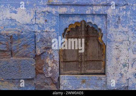 Holztür mit blauer Wand in der blauen Stadt Jodhpur, Rajasthan, Indien Stockfoto