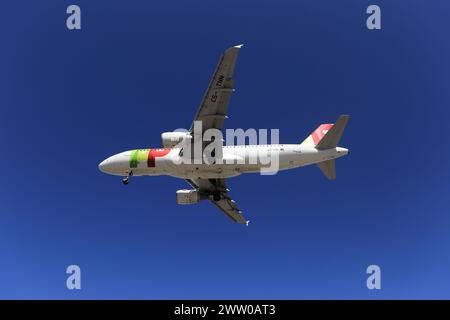 Porto, Portugal - 5. August 2023: Airbus A320-200 TAP Air Portugal landet am Flughafen Francisco Sá Carneiro, Porto Stockfoto