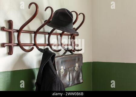 Kleiderbügel. Alter Kleiderbügel aus Holz. Kehre von der Straße nach Hause zurück. Klassische hängende Pole. Vintage-Mantel und Hutbügel im alten Stil. Stockfoto