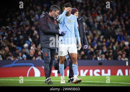 Matheus Nunes aus Manchester City sieht niedergeschlagen aus, als er ersetzt wird, nachdem er sich beim Achtelfinale der UEFA Champions League im Etihad Stadium am 6. März 2024 in Manchester verletzt hatte. (Foto: Daniel Chesterton/phcimages.com) Stockfoto