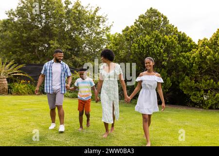 Eine afroamerikanische Familie macht einen Spaziergang im Garten Stockfoto