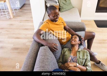 Ein junges afroamerikanisches Paar genießt einen entspannten Moment zu Hause Stockfoto