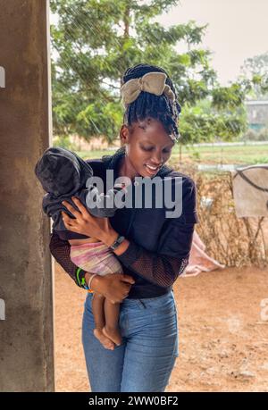 afrikaner, Jungen, Kinder, umarmen, ethnisch, ethnische Zugehörigkeit, Mädchen, draußen, Veranda, Zweisamkeit, Frauen, Eltern, zwei Menschen, Armut, Tragen, Leute, Sohn, Bonbon Stockfoto