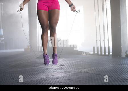 Eine gute afroamerikanische starke Frau springt im Fitnessstudio Stockfoto
