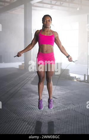 Eine gute afroamerikanische starke Frau springt im Fitnessstudio Stockfoto