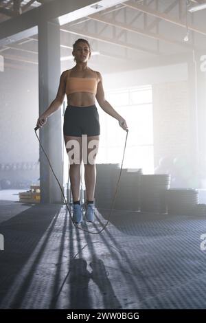 Eine gute Afroamerikanerin springt in einem Fitnessstudio Stockfoto