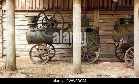 Vintage Richard Garrett and Sons, hergestellt in Großbritannien, mobile Dampfmaschine mit einem Ofen und einem Kessel, in dem Wasser in Dampf umgewandelt wird, in der Nähe einer Holzplanke Stockfoto