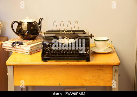 Grafik und Fotografie für Autoren einer Retro-Schreibmaschine, Vintage-Kaffeekannen, Teekannen und Teetassen. Stockfoto
