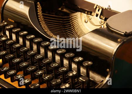 Grafik und Fotografie für Autoren einer Retro-Schreibmaschine, Vintage-Kaffeekannen, Teekannen und Teetassen. Stockfoto