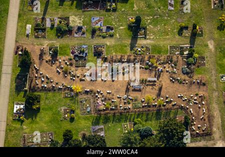 Luftbild, Ostenfriedhof Gräberfeld Urnengräber und Sitzbänke, Mitte, Hamm, Ruhrgebiet, Nordrhein-Westfalen, Deutschland ACHTUNGxMINDESTHONORARx60xEURO *** Luftaufnahme, Ostenfriedhof Friedhof Urnengräber und Bänke, Zentrum, Hamm, Ruhrgebiet, Nordrhein-Westfalen, Deutschland ACHTUNGxMINDESTHONORARx60xEURO Stockfoto