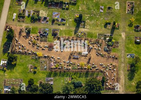 Luftbild, Ostenfriedhof Gräberfeld Urnengräber und Sitzbänke, Mitte, Hamm, Ruhrgebiet, Nordrhein-Westfalen, Deutschland ACHTUNGxMINDESTHONORARx60xEURO *** Luftaufnahme, Ostenfriedhof Friedhof Urnengräber und Bänke, Zentrum, Hamm, Ruhrgebiet, Nordrhein-Westfalen, Deutschland ACHTUNGxMINDESTHONORARx60xEURO Stockfoto